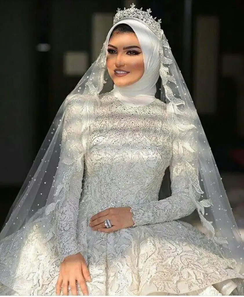 أنواع ما تلبسه العروس على رأسها من التاج إلى الحجاب