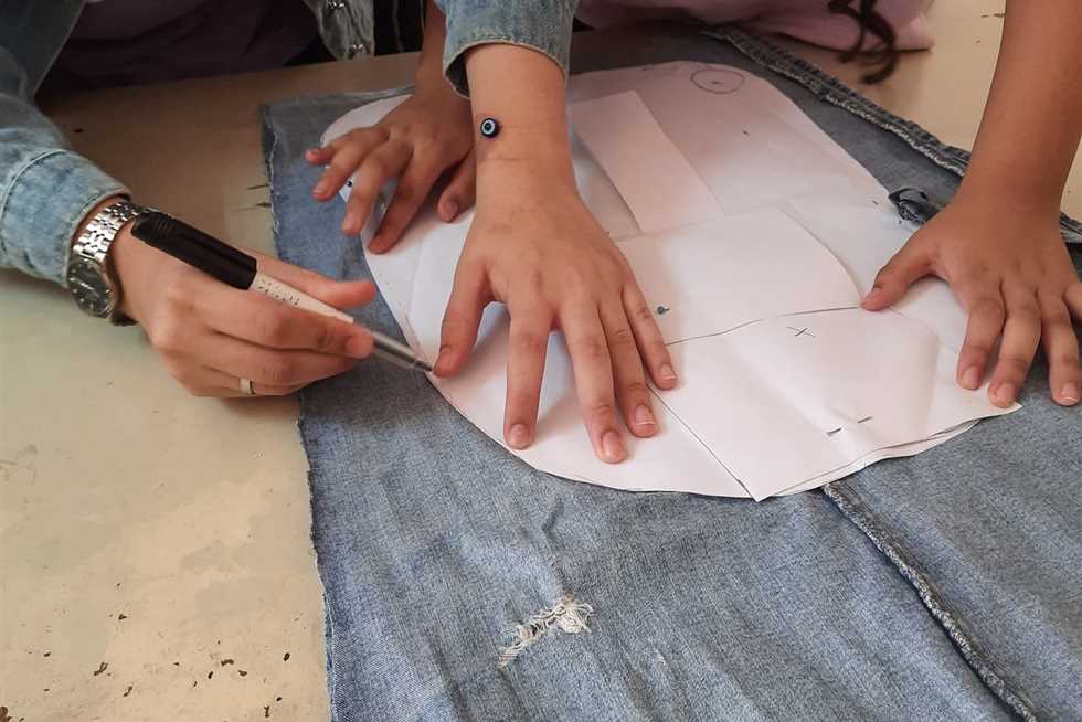 طريقة عمل شنطة مدرسية من بنطلون جينز قديم